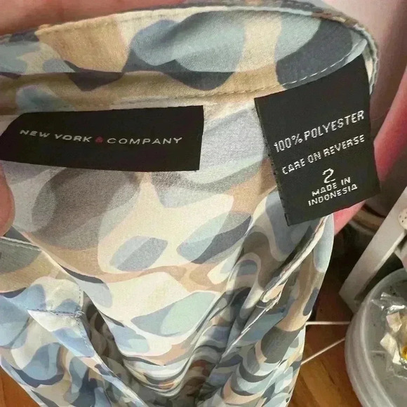 New York & Co. Women's Sz 2 Sheer Long Sleeve Button Wrist V-Neck Blouse - Picture 3 of 4